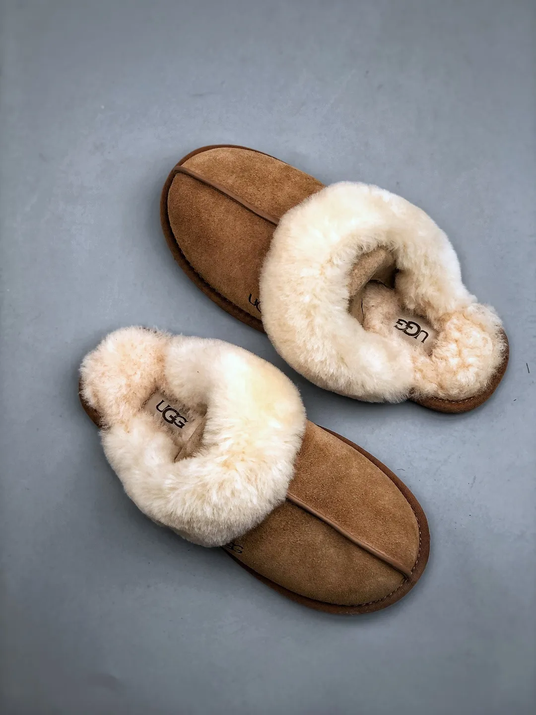 Local pick-up💰480 supports store placement. The top version on the market, UGG Star Slippers, 1cm thin sole, women's snow boots, produced by a major foreign trade factory in Guangzhou. Real sheep fur from toe to insole. Independent outer box packaging. Chip with waterproof technology. Different from any version on the market. Independent original development of outsole. Cashmere insole. Keep warm when going out in winter. It is a very suitable choice for home use. In recent years, UUG has launched a series of styles, which are partly preferred by young consumers. It has also moved to the forefront of fashion trends. Shoe body material: water-repellent coated suede upper, 17mm UGGPURE™ implanted wool insole, lightweight non-slip comfortable rubber outsole, brand LOGO, complete package, size: 35-40